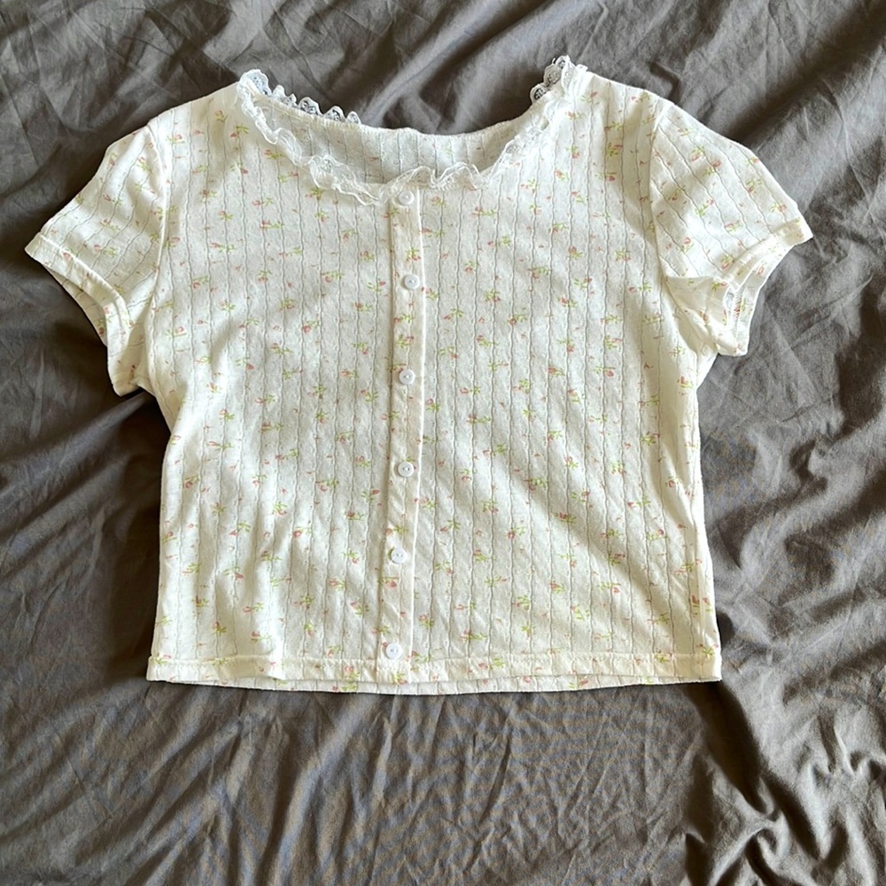White flower cropped t-shirt with buttons